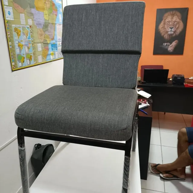 Cadeira estofada cinza 55 — vista frontal