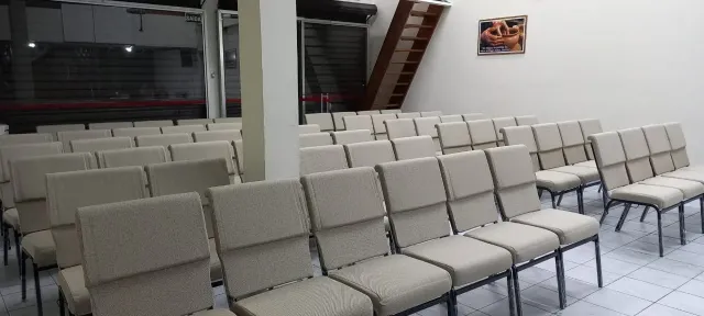 Igreja com cadeiras bege