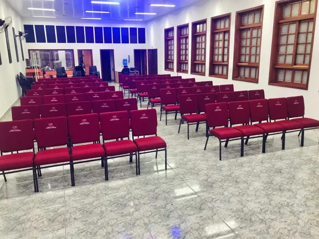 Cadeiras bordô instaladas em igreja