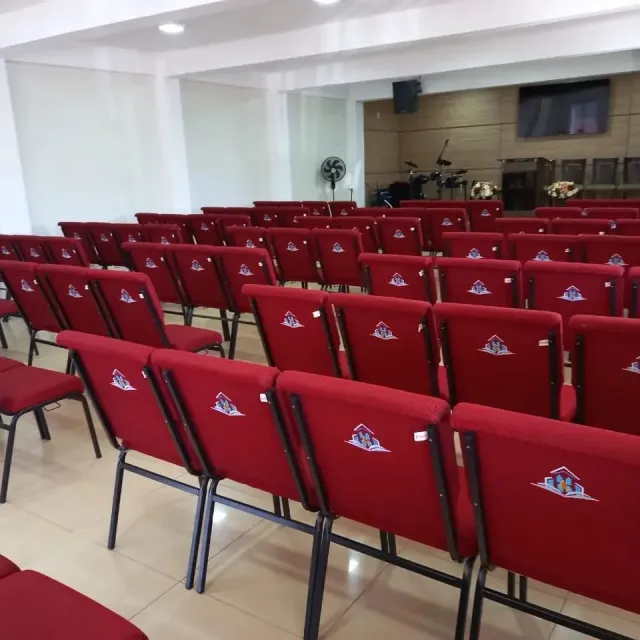 Igreja com cadeiras vermelhas bordadas