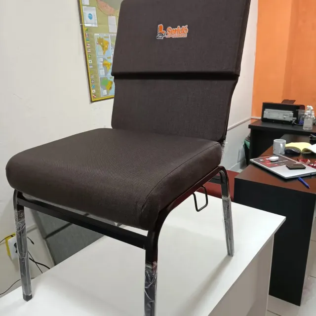 Cadeira preta com bordado Seridó — vista frontal