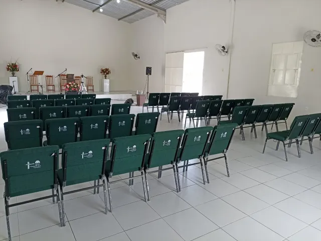 Cadeiras verdes instaladas em igreja