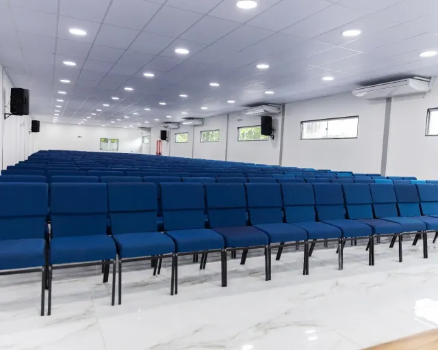 Igreja com cadeiras azuis