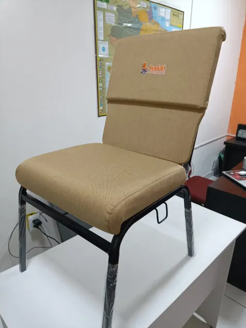 Cadeira bege com bordado Seridó — vista frontal