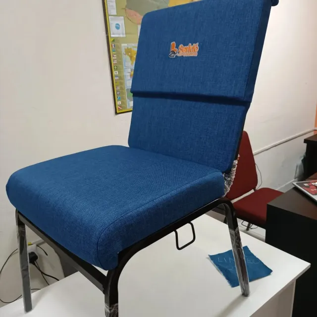 Cadeira azul com bordado Seridó — vista frontal