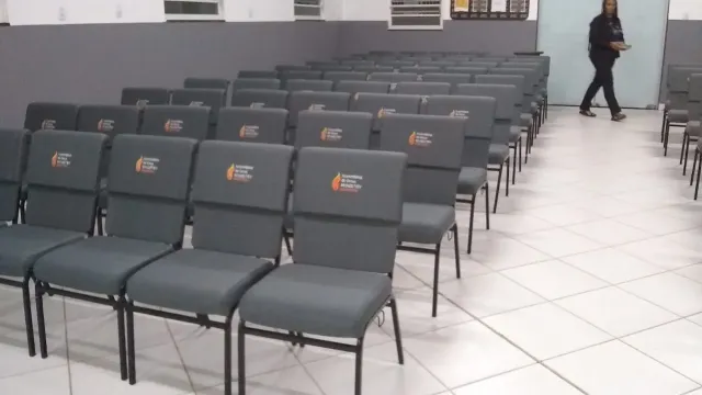 Cadeiras cinza com bordado Seridó em ambiente coletivo