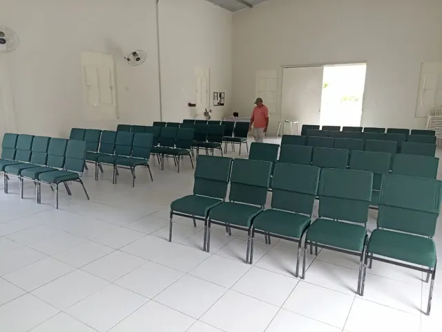 Igreja com cadeiras verdes