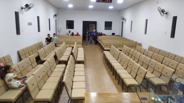 Igreja com cadeiras bege personalizadas
