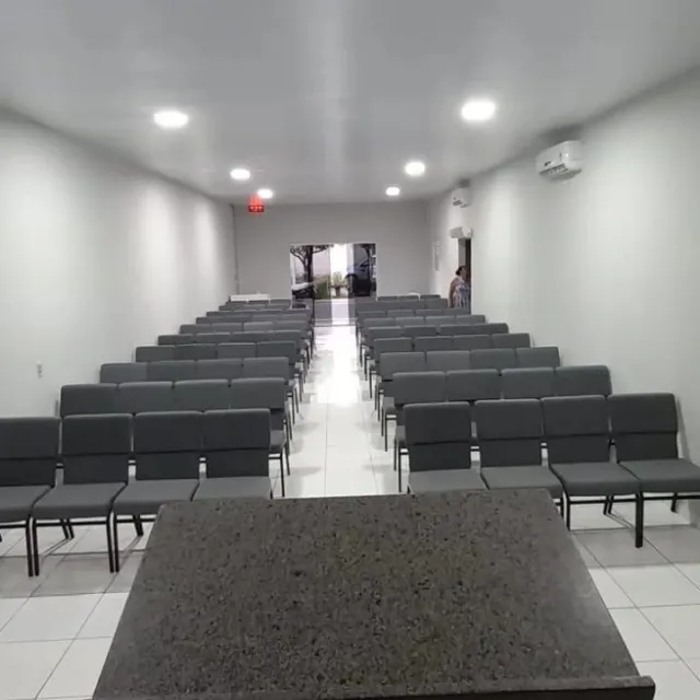 Igreja com cadeiras cinza