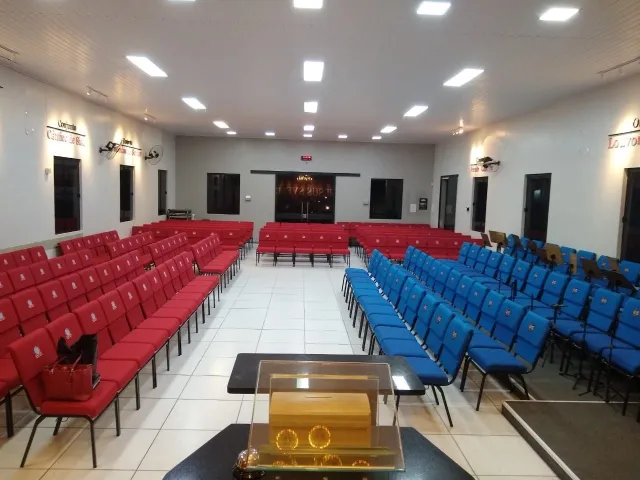Igreja com cadeiras vermelhas e azuis